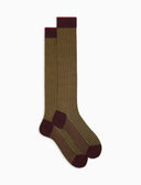 Lange Herrensocken aus Baumwolle in Bordeauxrot mit Twin-Rib-Muster