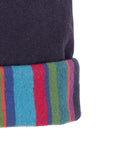 Einfarbige blaue Kindermütze mit Multicolor-Pompon