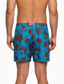 Badeshorts für Herren, Blumenmuster auf hellblauem Hintergrund