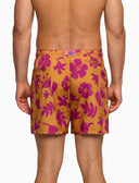 Herren-Badeshorts mit Blumenmuster auf gelbem Grund