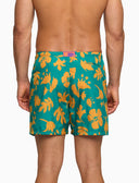 Badehose für Herren mit Blumenmuster auf pfauenblauem Grund