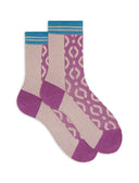 Women's short socks in cotton with geometric pattern in shimmering purple.