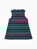 Ärmelloses Mädchenkleid aus Fleece in Blau mit Multicolor-Streifen und einfarbigen aufgesetzten Taschen